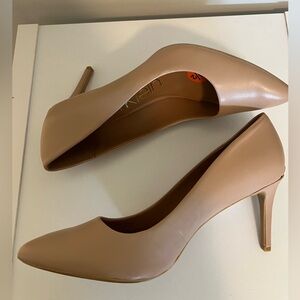 Calvin Klein tan career pump size 9.5